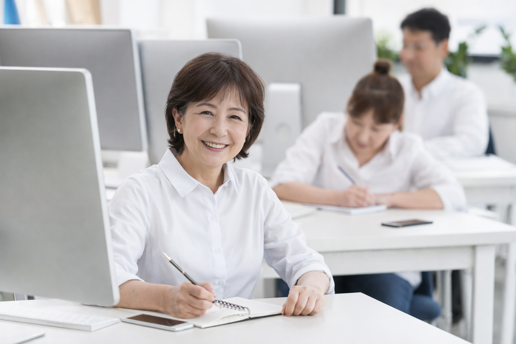 長く通う受講生が笑顔で談笑している様子