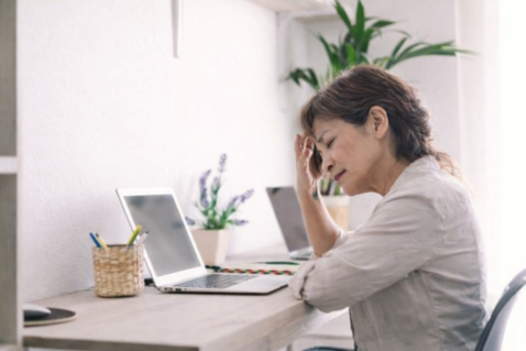 パソコンに不安を感じていた大人が、少しほっとした表情で画面を見ている様子