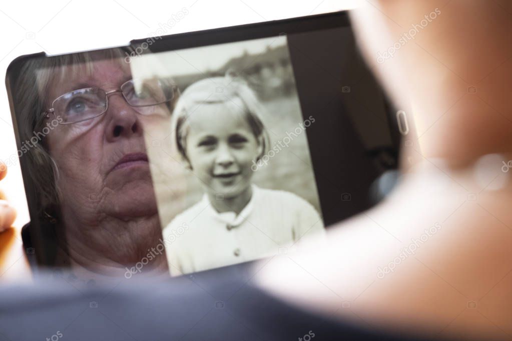 シニアの方がパソコンで写真アルバムを作っている様子