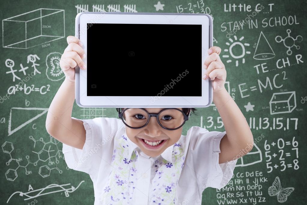 少人数のパソコン教室で、講師が受講生のそばでやさしく操作をサポートしている様子